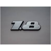 EMBLEMA (1.8) CINZA